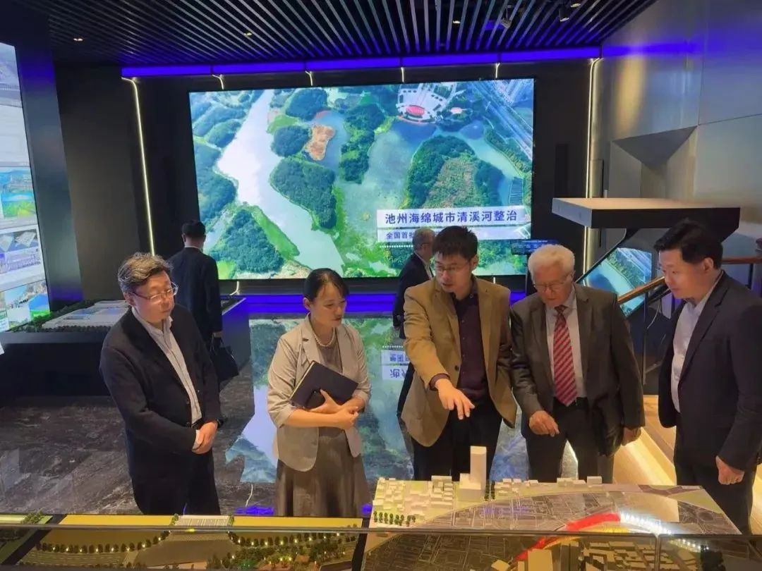 多曼教授攜汩鴻環(huán)保,與上海科技委專(zhuān)家研討海綿城市建設(shè)和排水系統(tǒng)優(yōu)化建設(shè)新路徑(圖3) 多曼教授攜汩鴻環(huán)保,與上海科技委專(zhuān)家研討海綿城市建設(shè)和排水系統(tǒng)優(yōu)化建設(shè)新路徑(圖3)